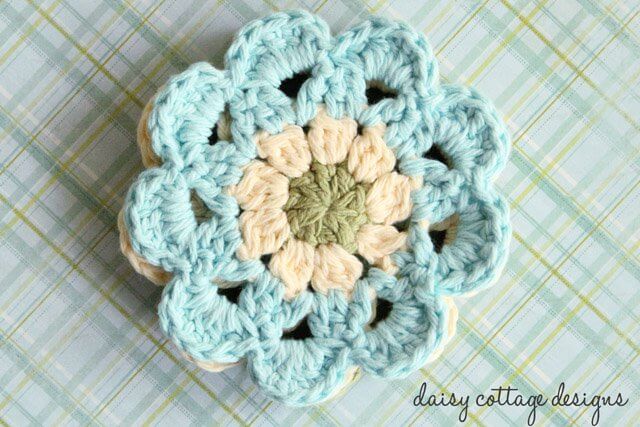 Use this free crochet pattern to make a set of crochet coasters that will look adorable sitting on your coffee table. These also make a wonderful gift. 