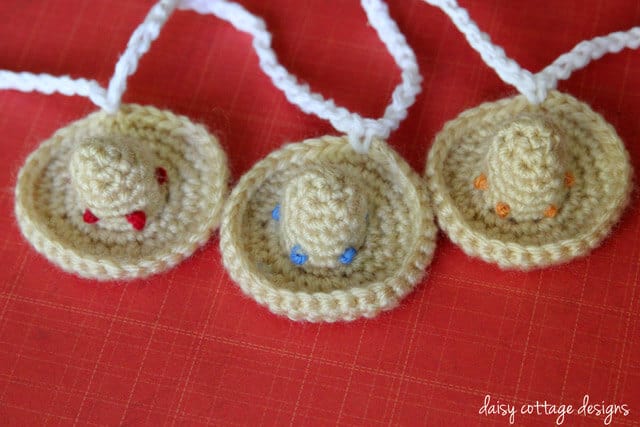 This mini sombrero crochet pattern is perfect for Cinco de Mayo and your next taco party. Quick and super easy to make, they're adorable for many different uses. 