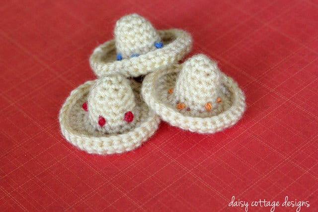 This mini sombrero crochet pattern is perfect for Cinco de Mayo and your next taco party. Quick and super easy to make, they're adorable for many different uses. 