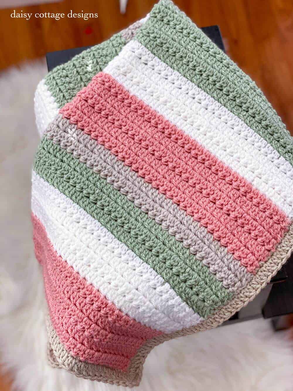 Use this quick and easy crochet pattern to create a beautiful stripe crochet blanket. Make it in any size and give it as a wonderful crochet gift. A great crochet blanket tutorial! 