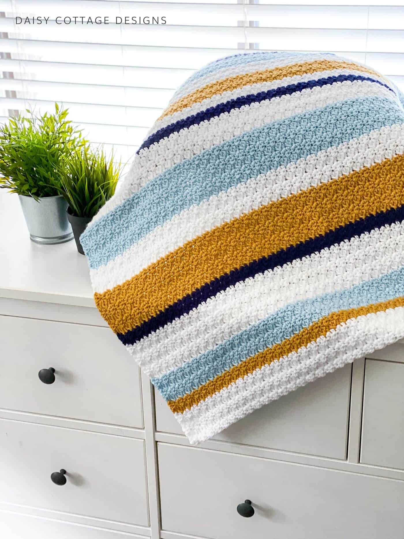 This modern blanket crochet pattern is a free crochet pattern. Easy to follow instructions and a video tutorial go along with this. 