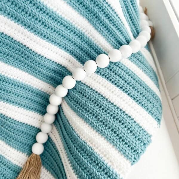 Super Easy Two-Color Blanket Crochet Pattern (FREE!)